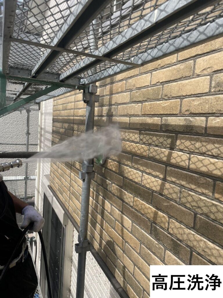 高圧洗浄です。高圧洗浄をすることで、外壁の汚れや塗装残りなどをしっかりと落とし、塗装ののりをよくします。